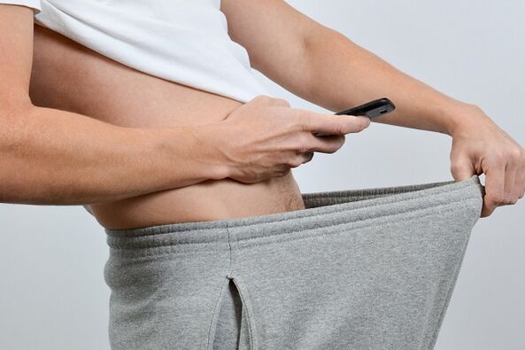 Эркек шымын чоңойтулган кертмелге чейин карайт